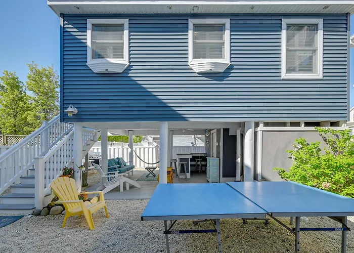 Walk To Bay Village, Beaches & More! Cozy Cottage